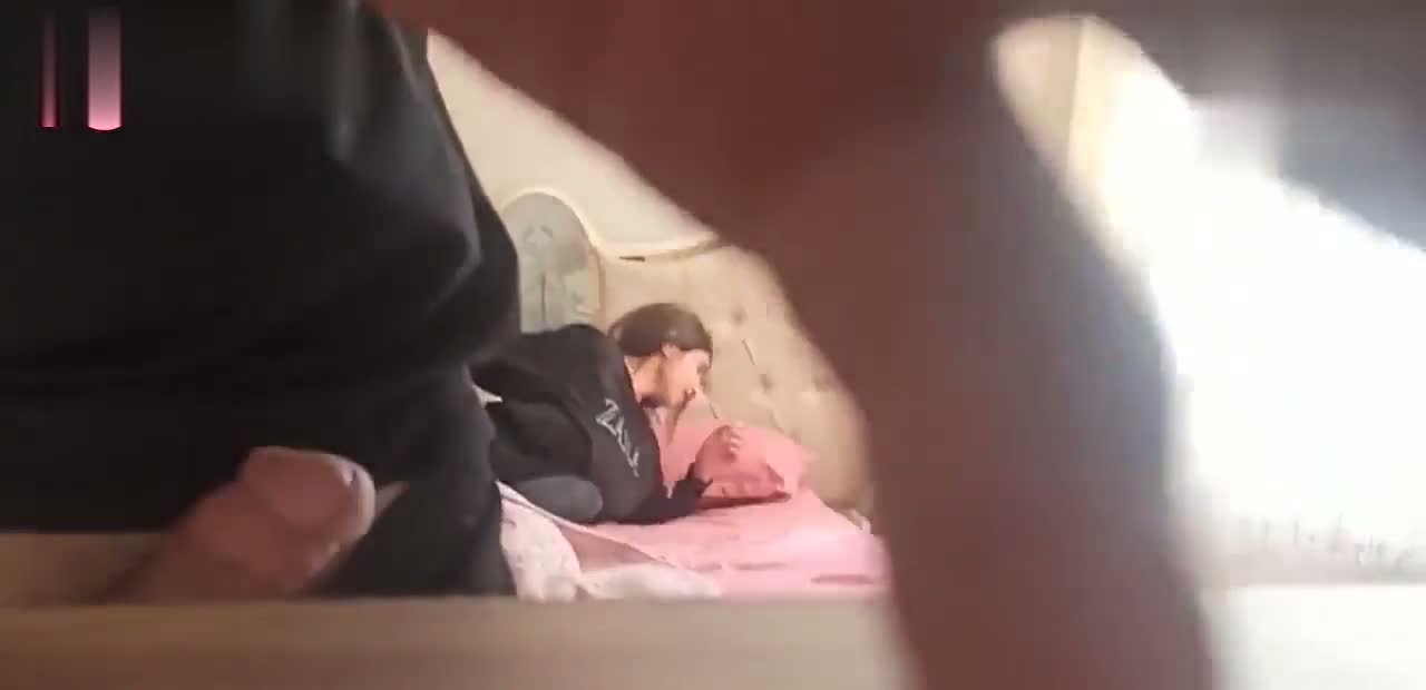 Yılın Amatör İçeriği olabilir. doğal ve kendileri için çekim yaptıkları belli liseliler sevişiyor. Kız tokatlanmak istiyor, üstüne boşalmasını, suratına tükürmesini istiyor. 41 Dakikalık video